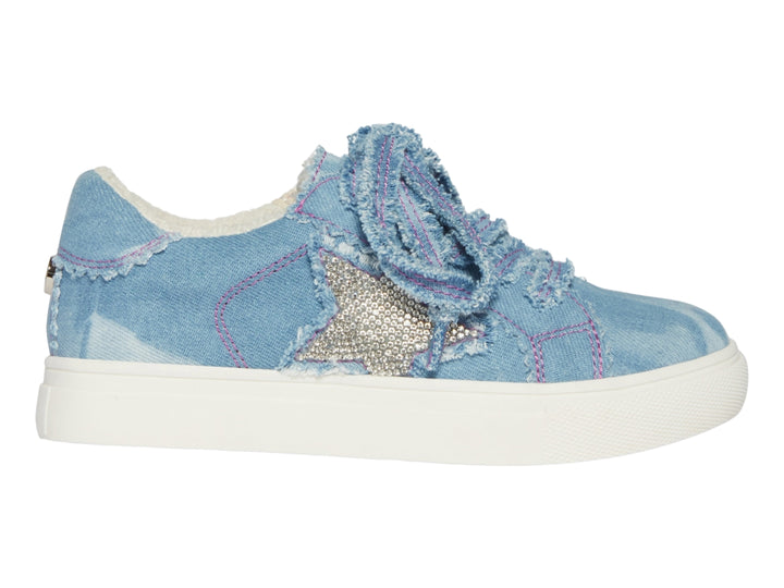 Tenis infantiles de mezclilla azul con estrella plateada brillante y suela blanca.