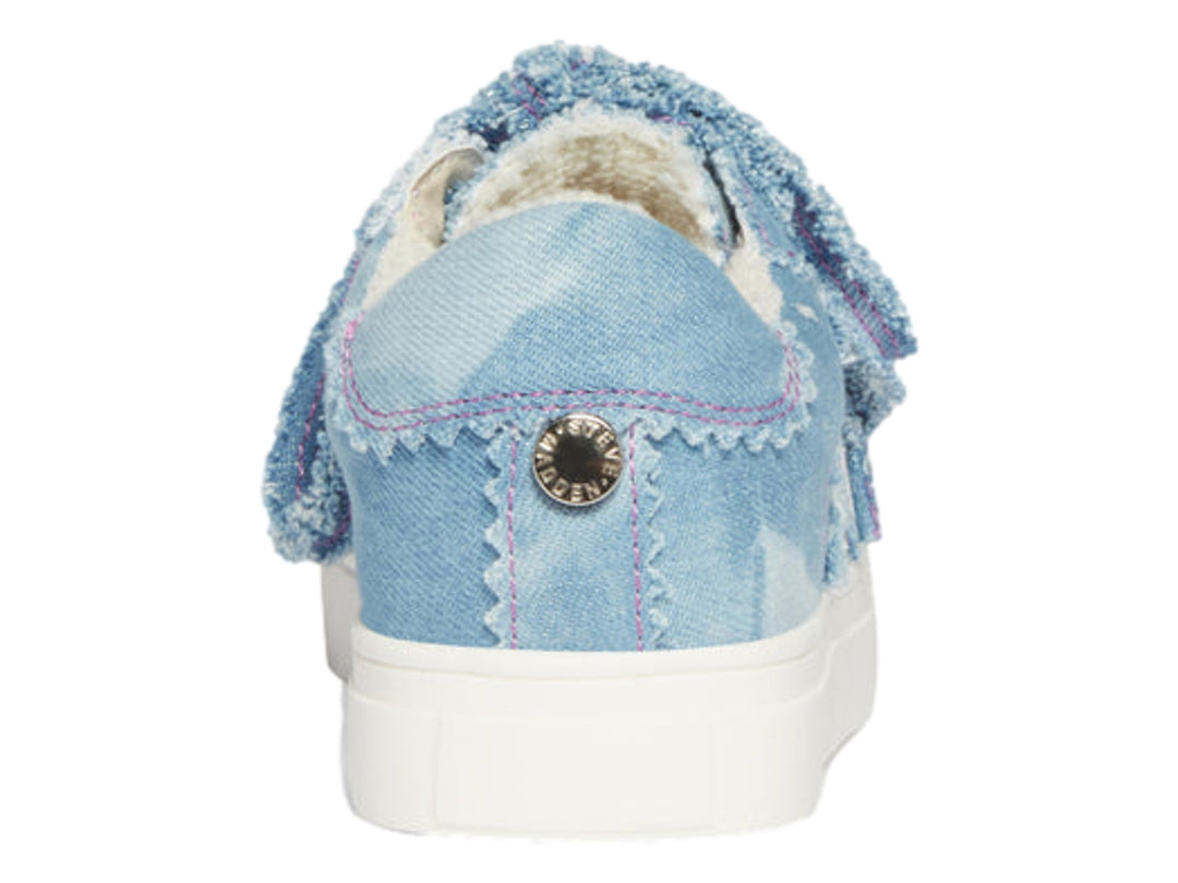 Tenis infantiles de mezclilla azul con estrella plateada brillante y suela blanca.