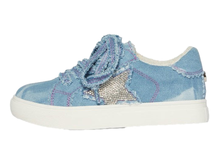 Tenis infantiles de mezclilla azul con estrella plateada brillante y suela blanca.