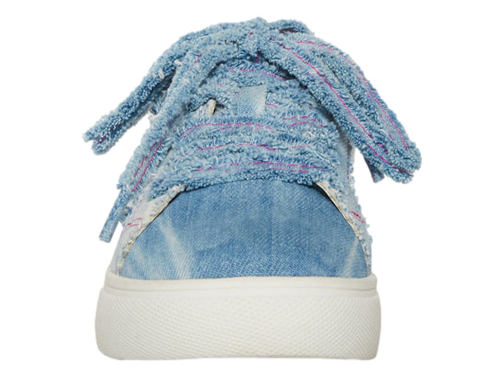 Tenis infantiles de mezclilla azul con estrella plateada brillante y suela blanca.