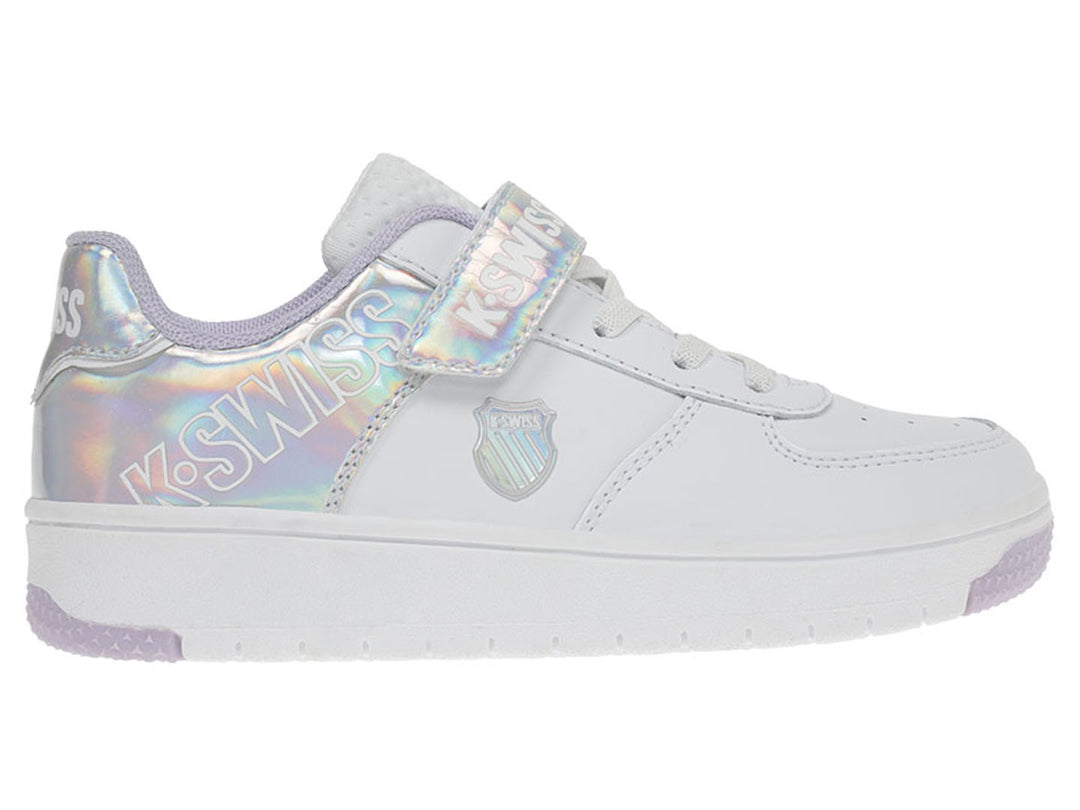 Tenis K-Swiss blancos para niño o niña con detalles iridiscentes y cierre de correa con velcro.