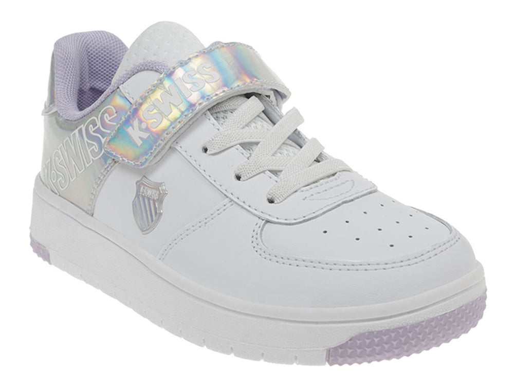 Tenis K-Swiss blancos para niño o niña con detalles iridiscentes y cierre de correa con velcro.