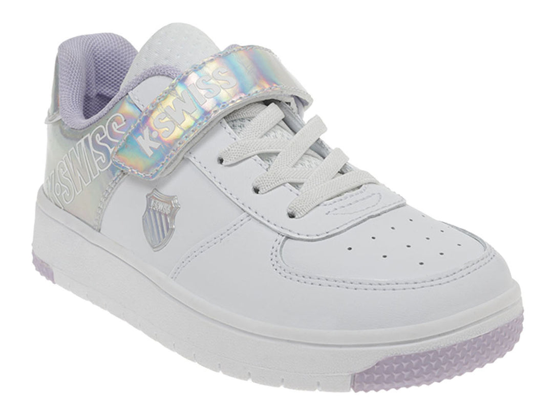 Tenis K-Swiss blancos para niño o niña con detalles iridiscentes y cierre de correa con velcro.
