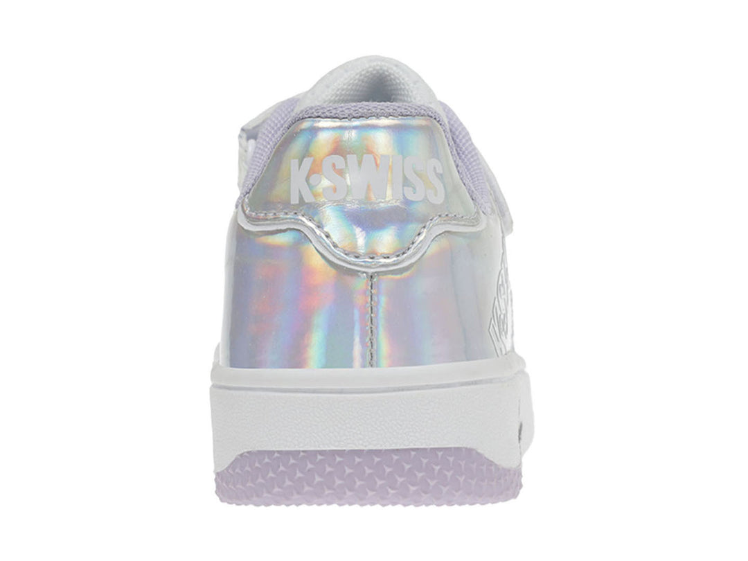 Tenis K-Swiss blancos para niño o niña con detalles iridiscentes y cierre de correa con velcro.