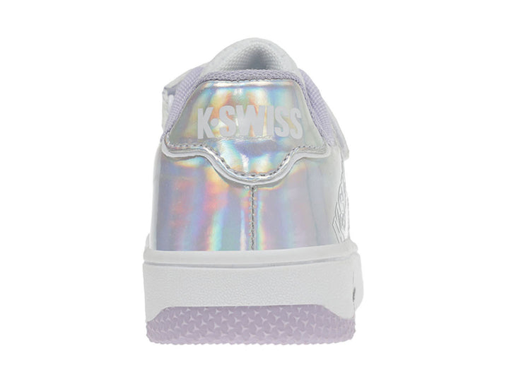 Tenis K-Swiss blancos para niño o niña con detalles iridiscentes y cierre de correa con velcro.