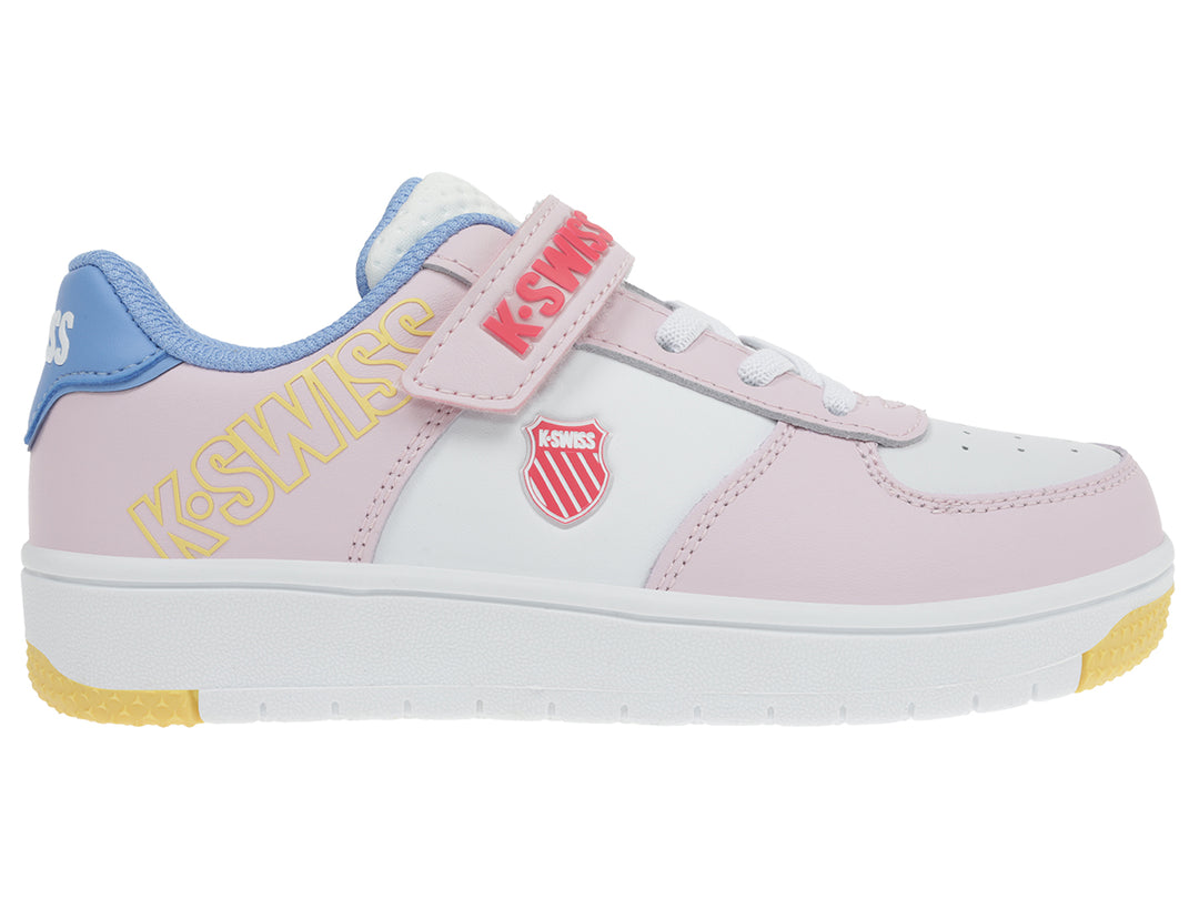 Tenis K-Swiss para niña en colores blanco y rosa con detalles en azul y amarillo, cierre de velcro y suela blanca.