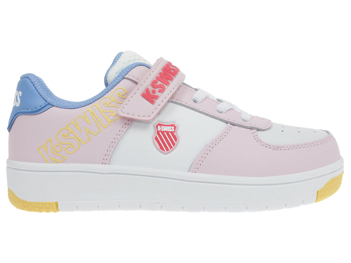 Tenis K-Swiss para niña en colores blanco y rosa con detalles en azul y amarillo, cierre de velcro y suela blanca.