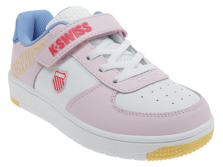 Tenis K-Swiss para niña en colores blanco y rosa con detalles en azul y amarillo, cierre de velcro y suela blanca.