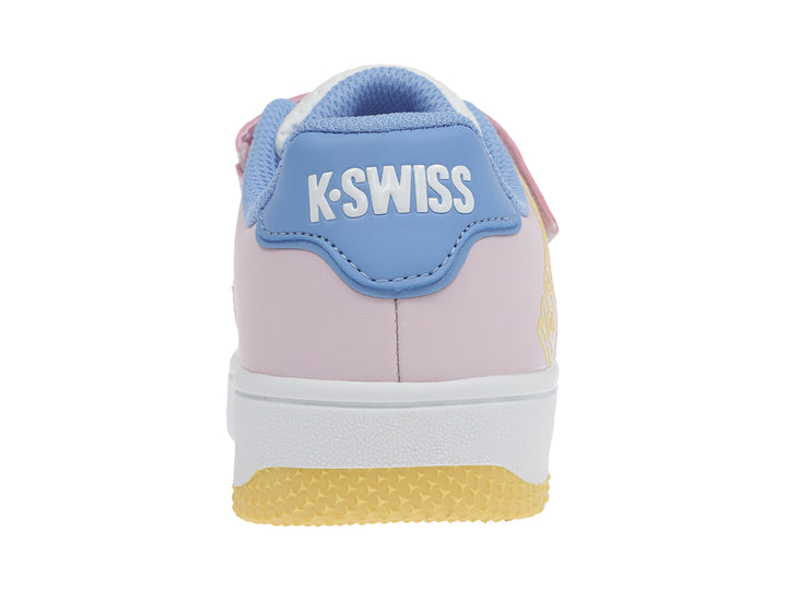 Tenis K-Swiss para niña en colores blanco y rosa con detalles en azul y amarillo, cierre de velcro y suela blanca.