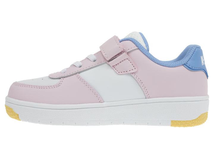 Tenis K-Swiss para niña en colores blanco y rosa con detalles en azul y amarillo, cierre de velcro y suela blanca.