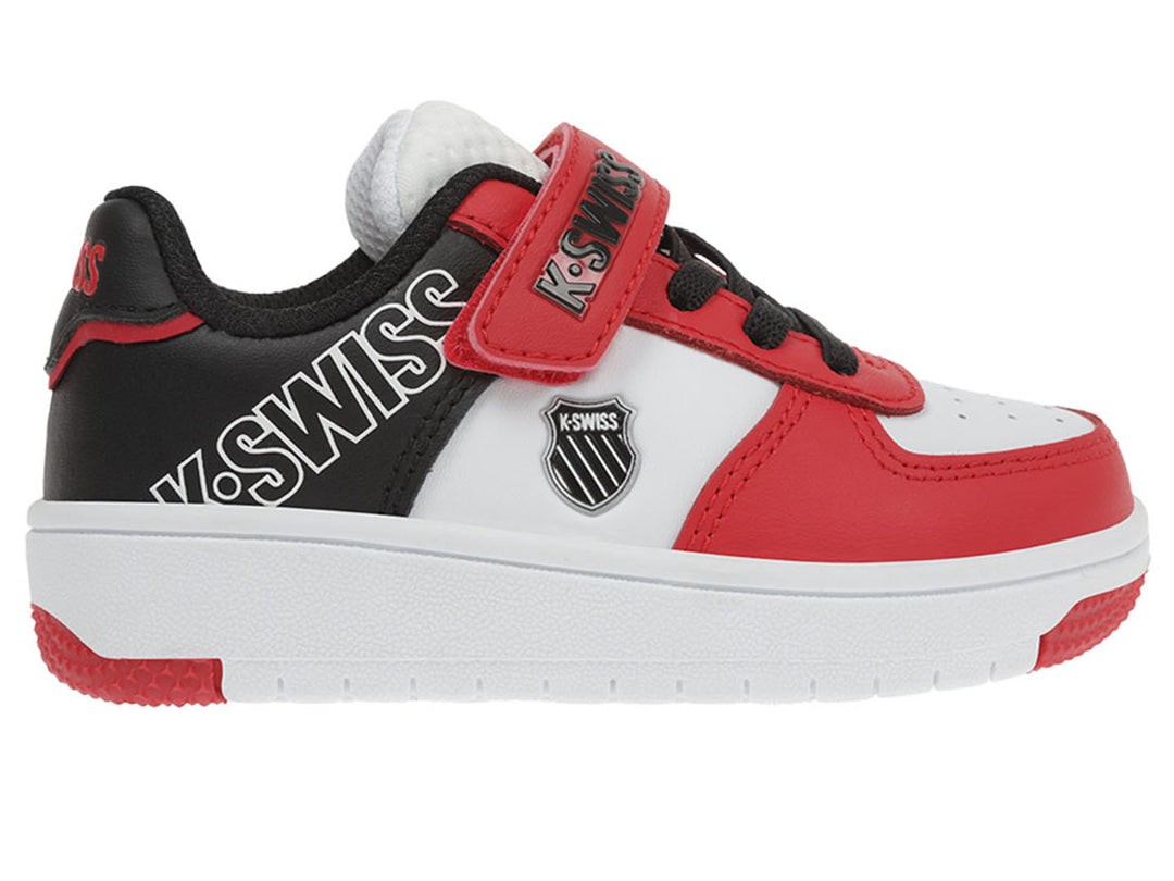 Tenis infantiles K-Swiss en colores blanco, rojo y negro con cierre de velcro y suela blanca.