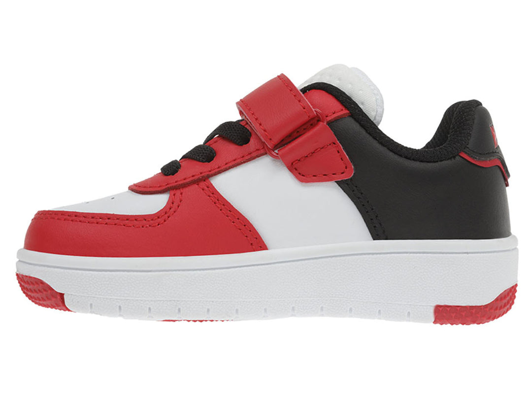 Tenis infantiles K-Swiss en colores blanco, rojo y negro con cierre de velcro y suela blanca.