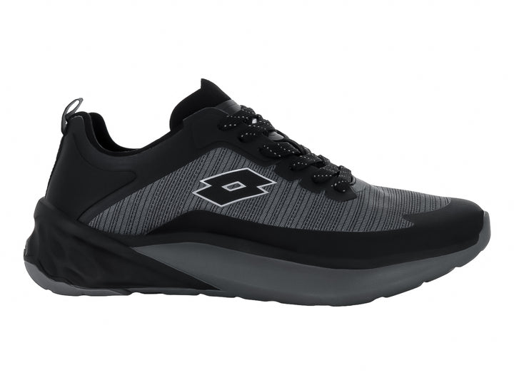 Tenis deportivos Lotto en color negro y gris con suela robusta y agujetas negras.