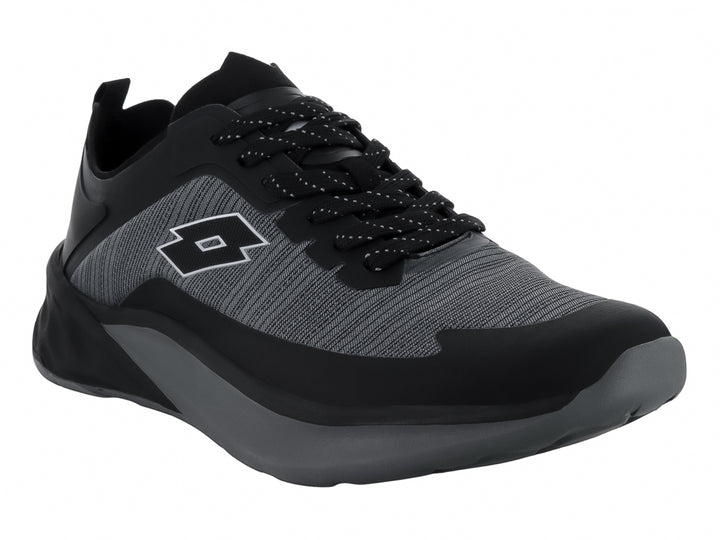 Tenis deportivos Lotto en color negro y gris con suela robusta y agujetas negras.