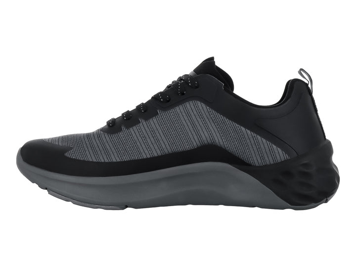 Tenis deportivos Lotto en color negro y gris con suela robusta y agujetas negras.