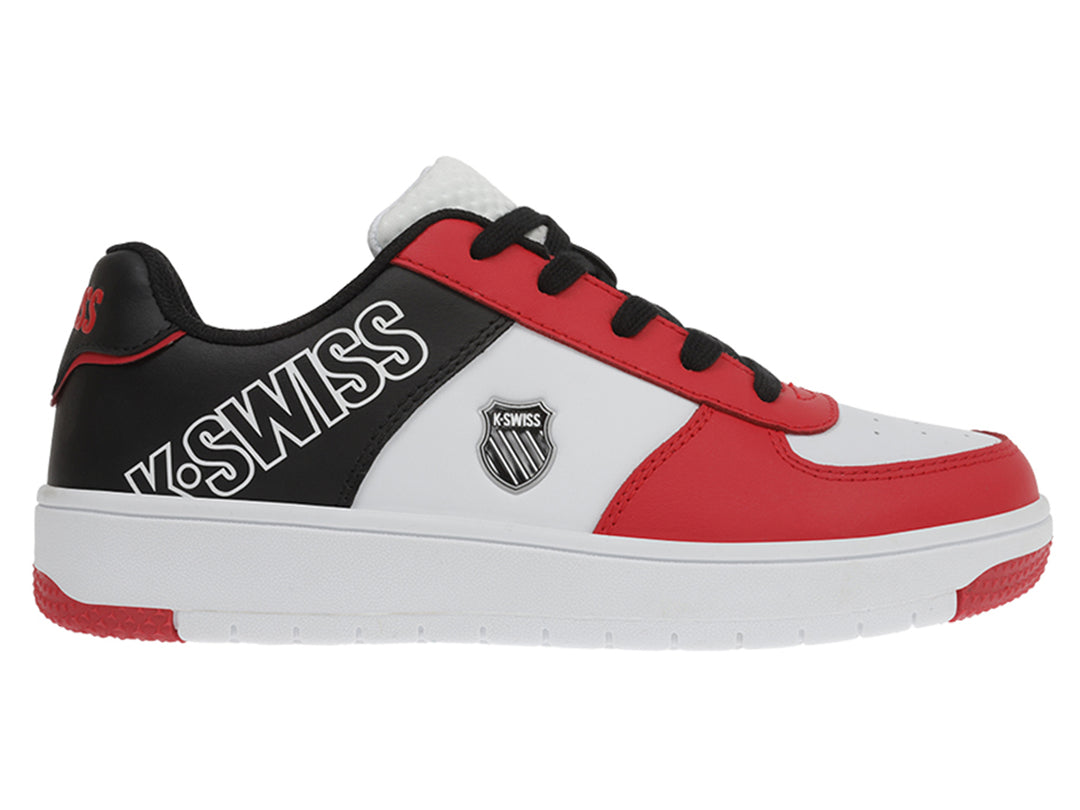 Tenis deportivos K-Swiss para niños en colores blanco, rojo y negro con suela blanca.