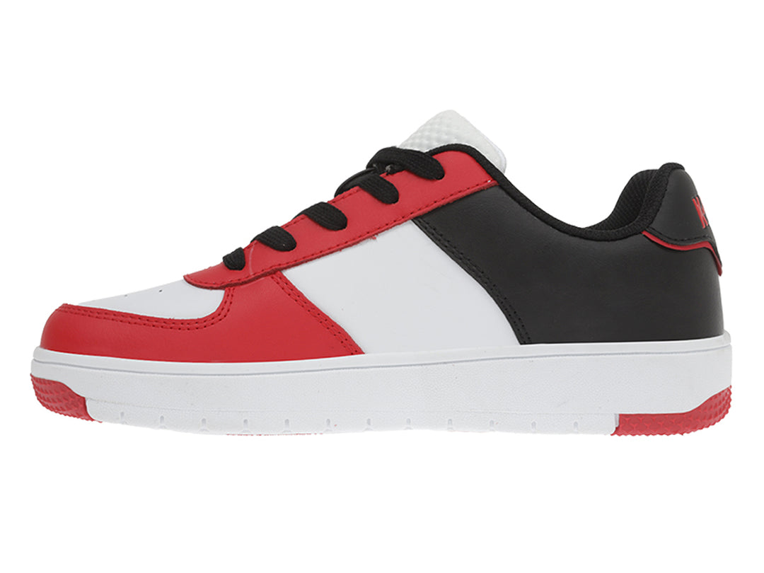 Tenis deportivos K-Swiss para niños en colores blanco, rojo y negro con suela blanca.