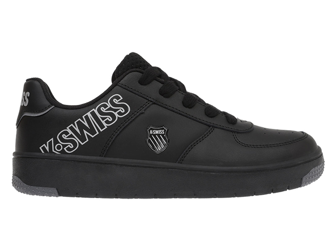 Tenis deportivos K-Swiss color negro monocromático con suela gris y logotipo blanco lateral.