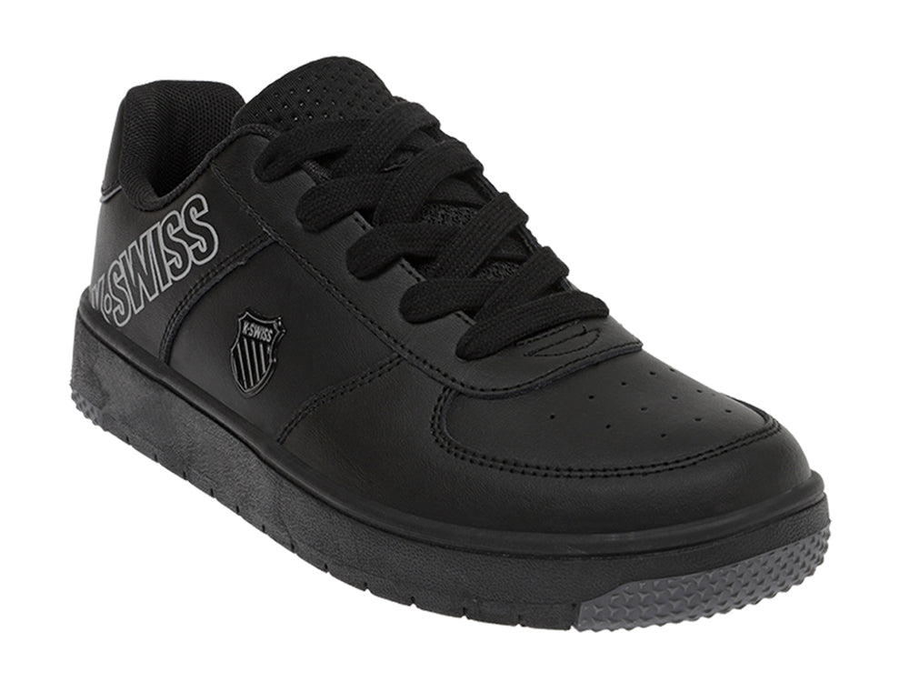 Tenis deportivos K-Swiss color negro monocromático con suela gris y logotipo blanco lateral.