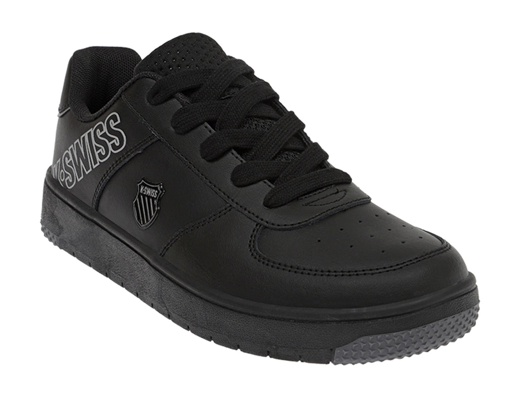 Tenis deportivos K-Swiss color negro monocromático con suela gris y logotipo blanco lateral.