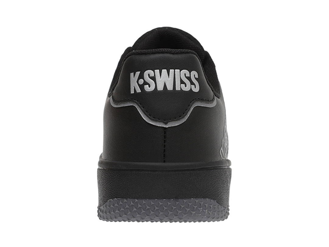 Tenis deportivos K-Swiss color negro monocromático con suela gris y logotipo blanco lateral.