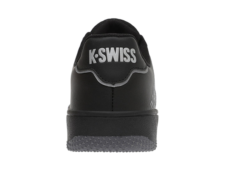 Tenis deportivos K-Swiss color negro monocromático con suela gris y logotipo blanco lateral.