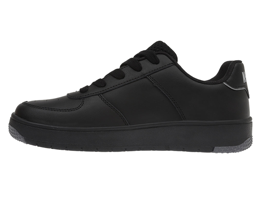 Tenis deportivos K-Swiss color negro monocromático con suela gris y logotipo blanco lateral.