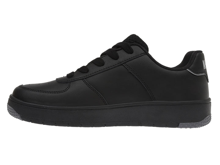 Tenis deportivos K-Swiss color negro monocromático con suela gris y logotipo blanco lateral.