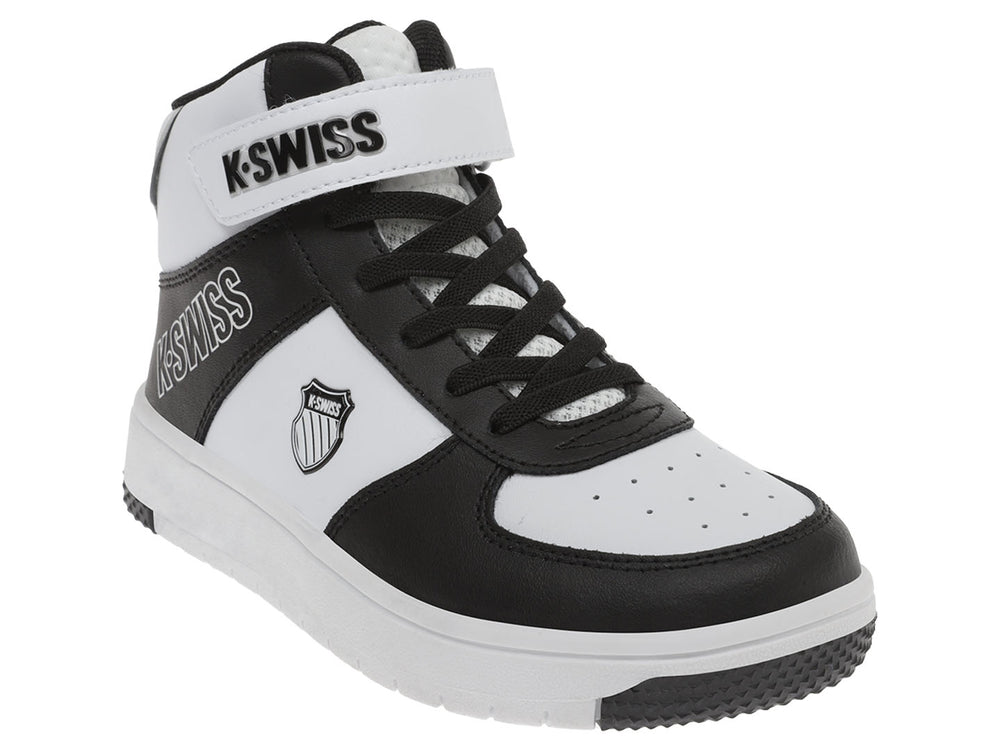 Tenis K-Swiss infantiles en colores blanco y negro, diseño mid-top con correa de velcro y agujetas.