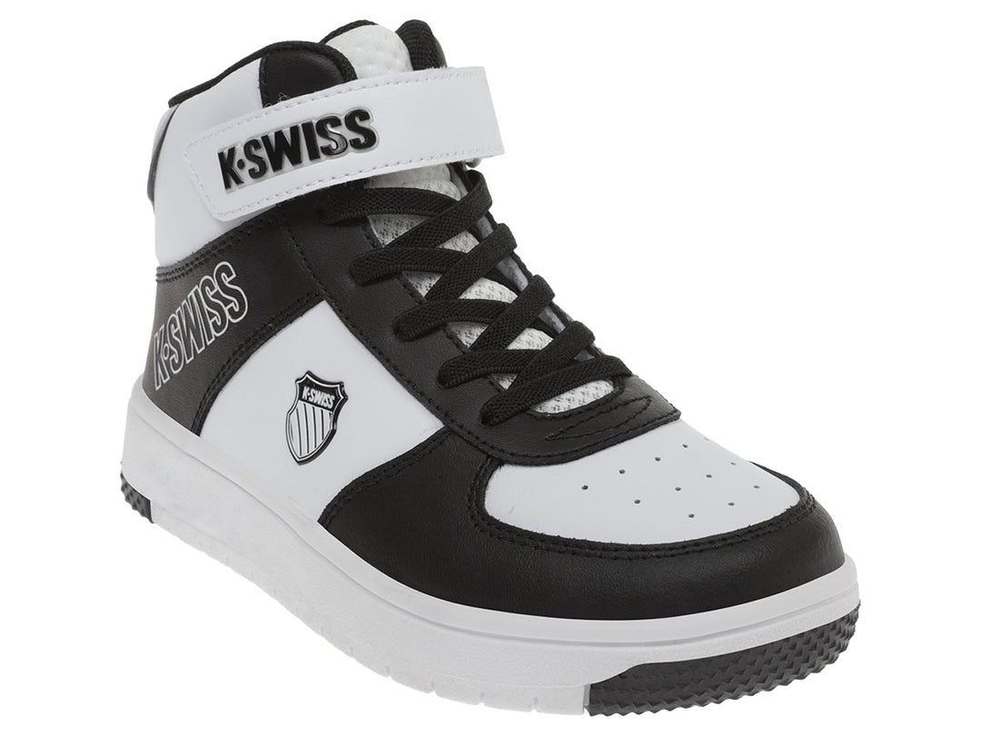 Tenis K-Swiss infantiles en colores blanco y negro, diseño mid-top con correa de velcro y agujetas.