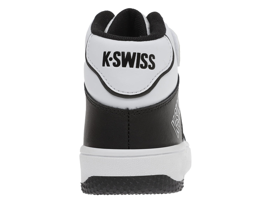 Tenis K-Swiss infantiles en colores blanco y negro, diseño mid-top con correa de velcro y agujetas.