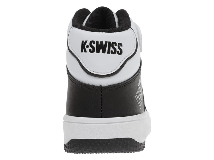 Tenis K-Swiss infantiles en colores blanco y negro, diseño mid-top con correa de velcro y agujetas.