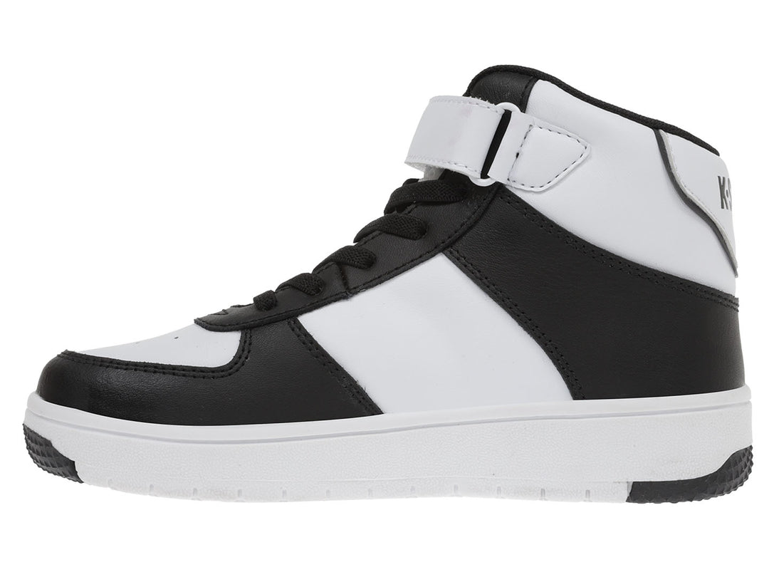 Tenis K-Swiss infantiles en colores blanco y negro, diseño mid-top con correa de velcro y agujetas.