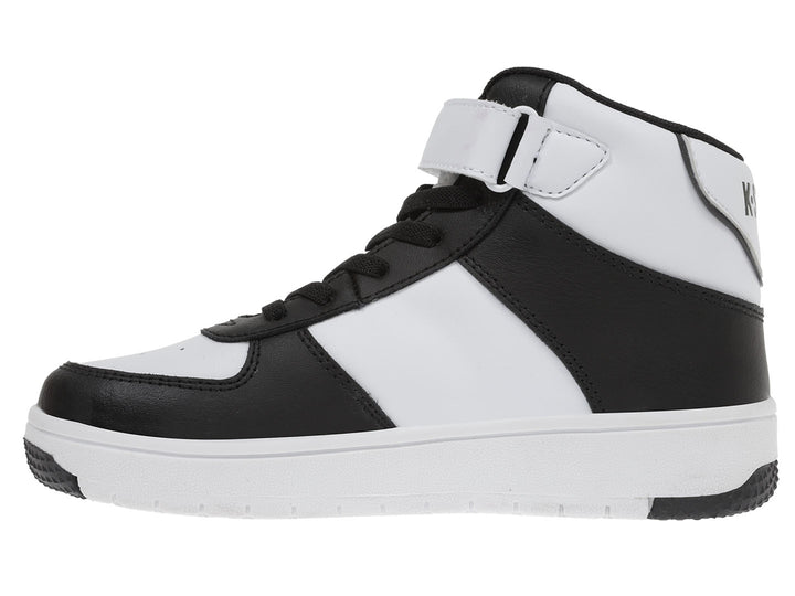 Tenis K-Swiss infantiles en colores blanco y negro, diseño mid-top con correa de velcro y agujetas.