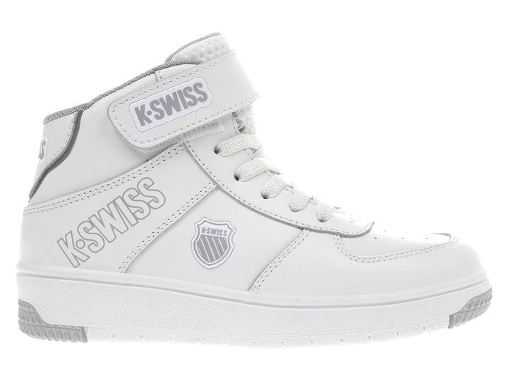 Tenis deportivos K-Swiss color blanco con detalles en gris, diseño de corte medio con cierre de velcro y agujetas.