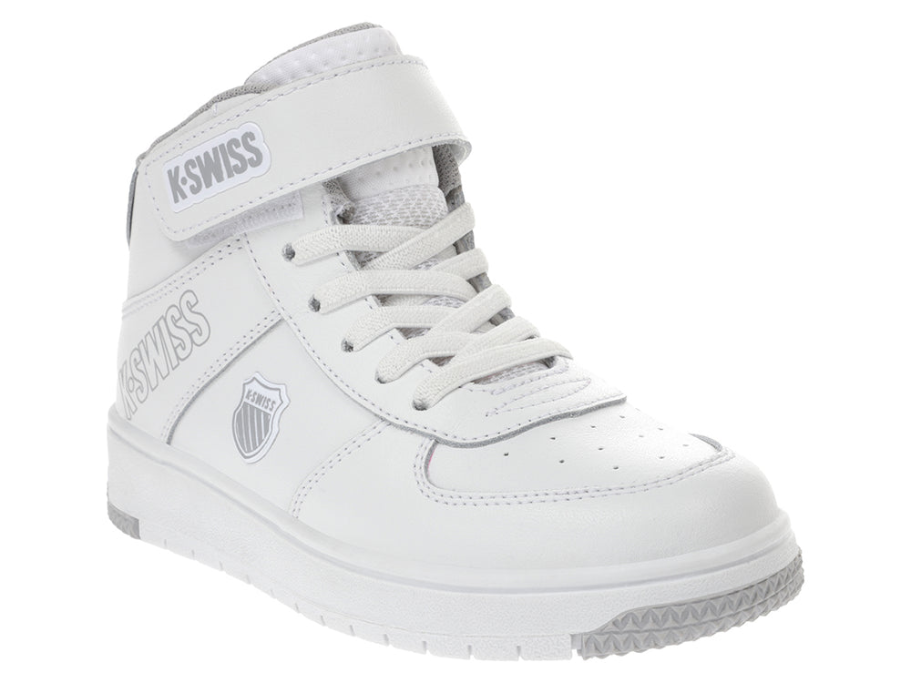 Tenis deportivos K-Swiss color blanco con detalles en gris, diseño de corte medio con cierre de velcro y agujetas.