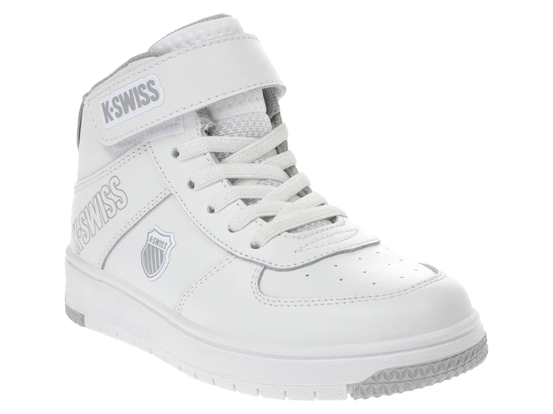 Tenis deportivos K-Swiss color blanco con detalles en gris, diseño de corte medio con cierre de velcro y agujetas.
