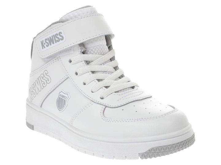 Tenis deportivos K-Swiss color blanco con detalles en gris, diseño de corte medio con cierre de velcro y agujetas.