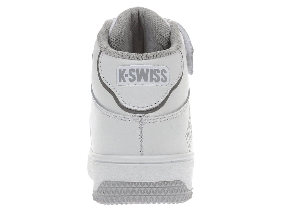 Tenis deportivos K-Swiss color blanco con detalles en gris, diseño de corte medio con cierre de velcro y agujetas.