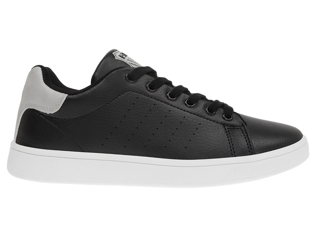 Tenis K-Swiss color negro con detalles en plata y suela blanca.