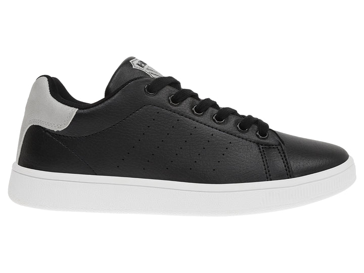 Tenis K-Swiss color negro con detalles en plata y suela blanca.