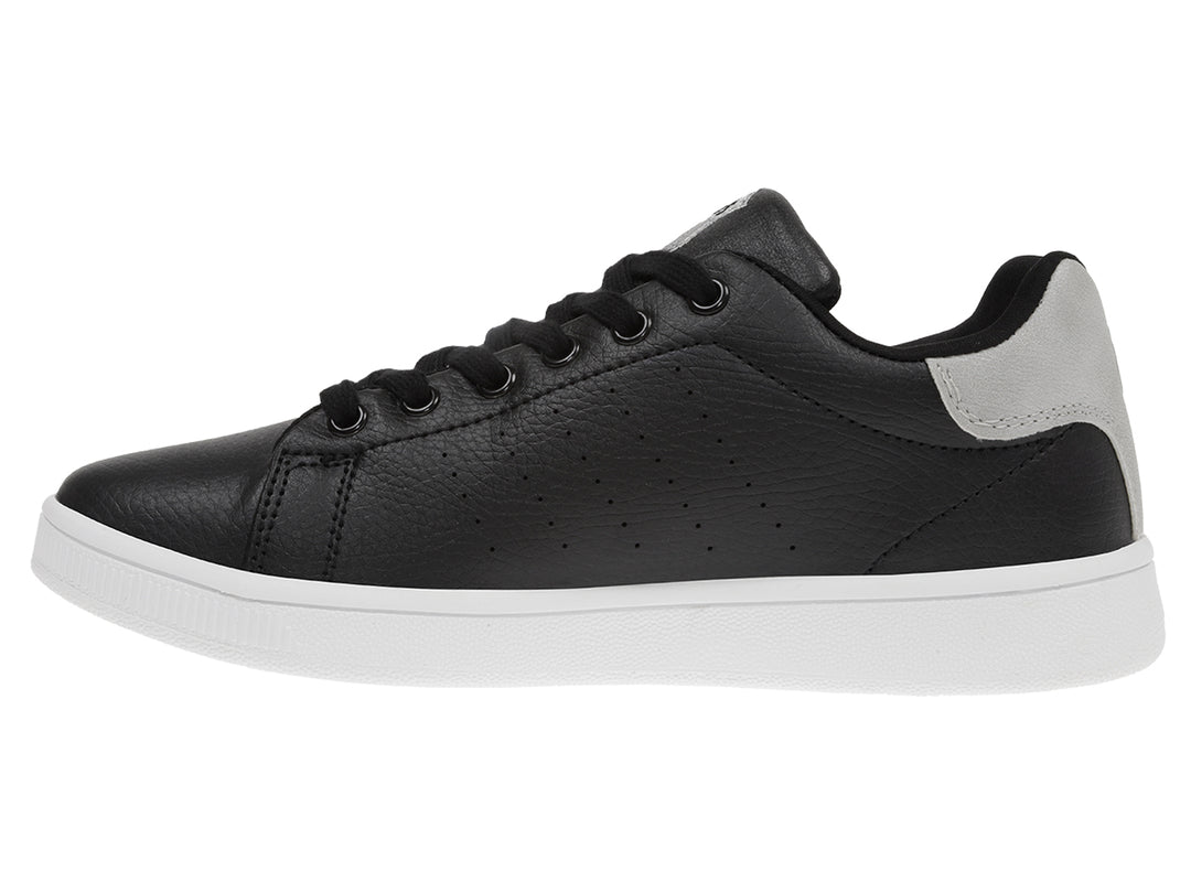 Tenis K-Swiss color negro con detalles en plata y suela blanca.