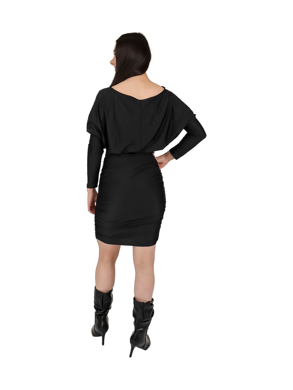 Mujer vistiendo un vestido corto ajustado de color negro con mangas largas y detalle fruncido lateral.