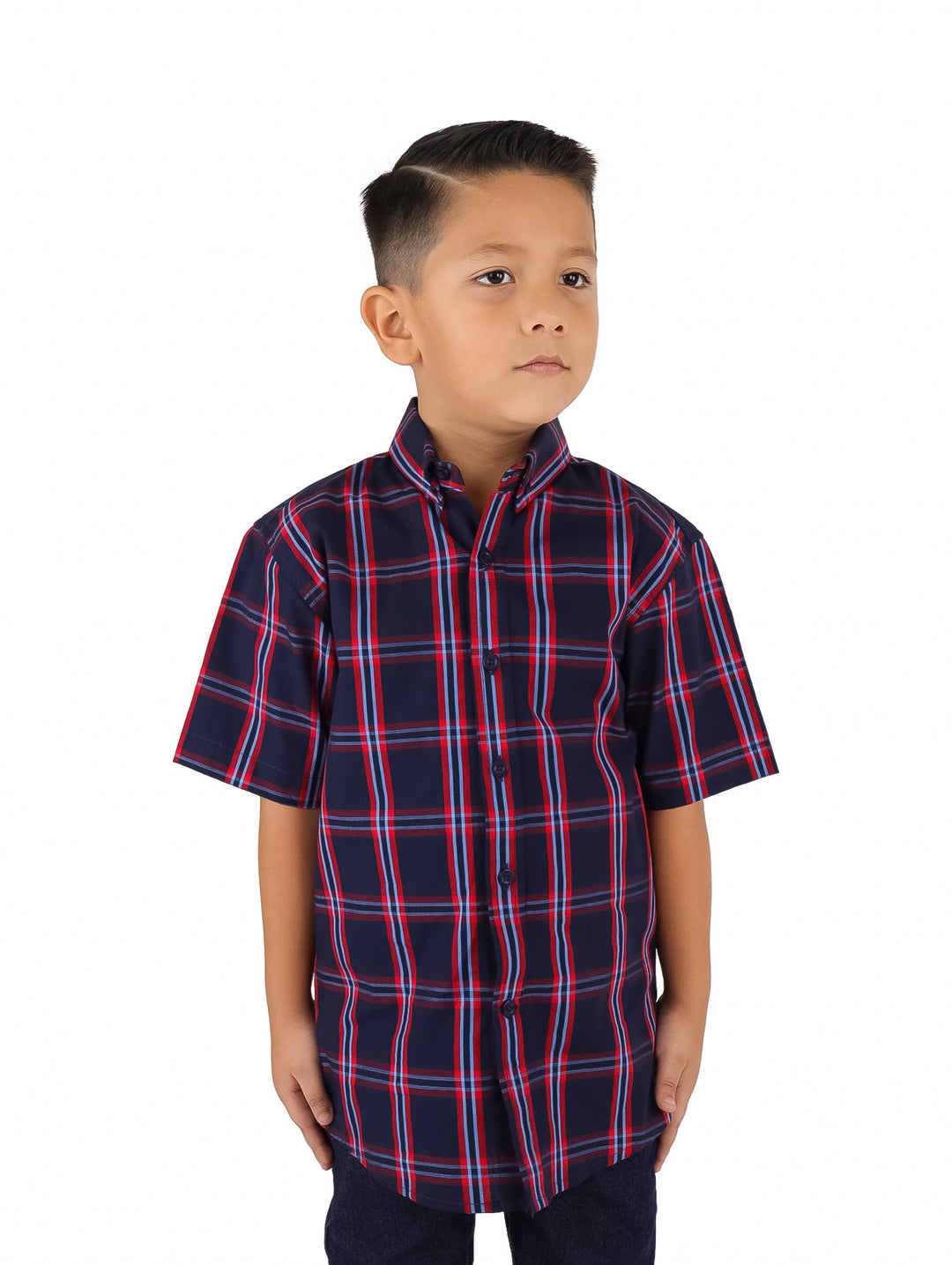 Niño vistiendo camisa de manga corta con estampado de cuadros en colores rojo y marino.