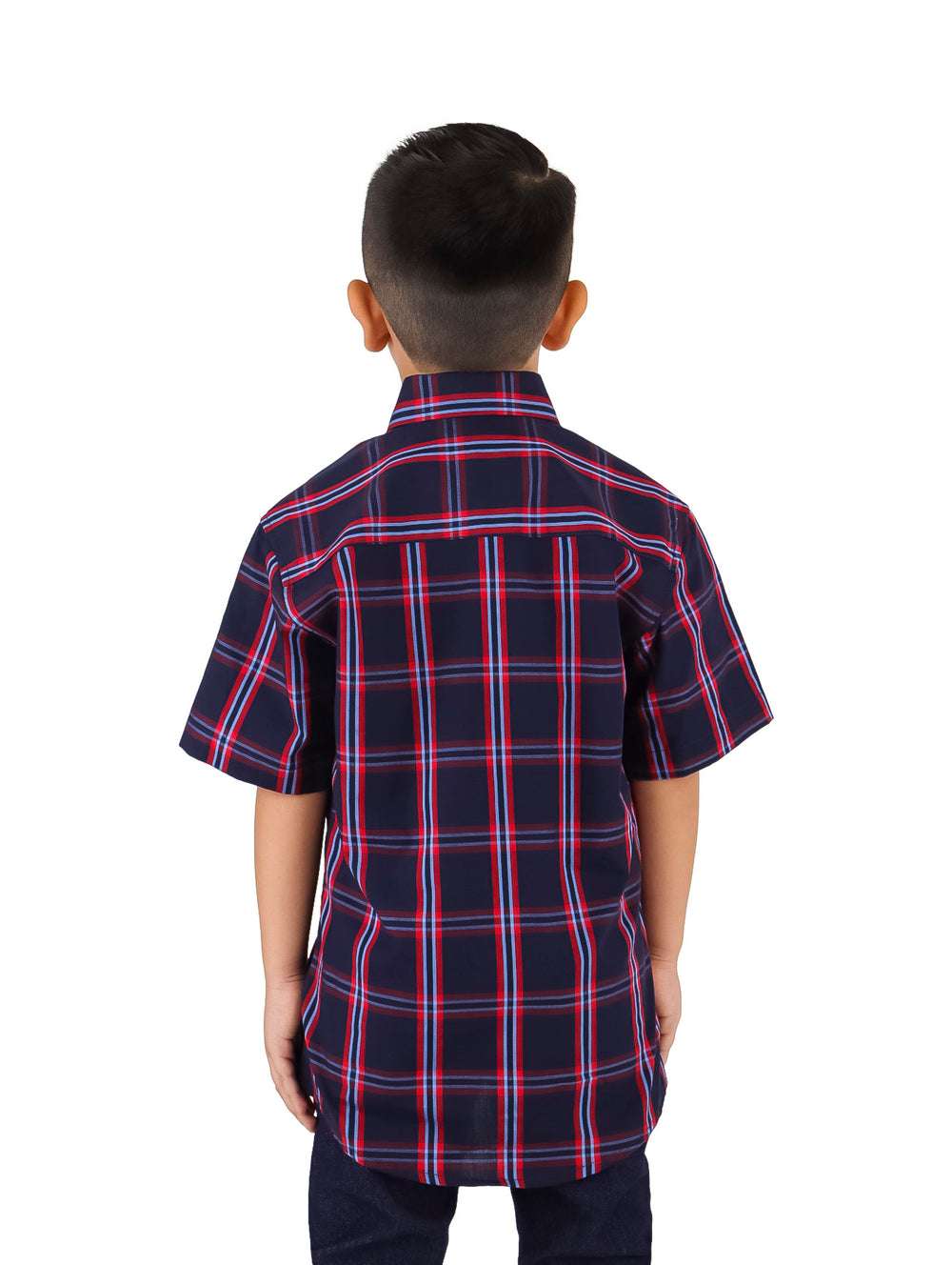 Niño vistiendo camisa de manga corta con estampado de cuadros en colores rojo y marino.
