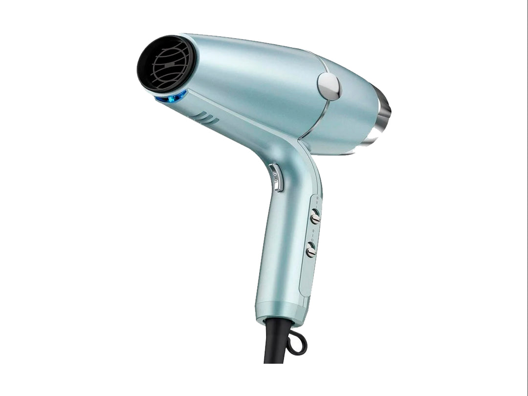 Secadora de cabello Conair Infiniti Smooth Wrap en color cromado con acabado brillante y detalles en negro.