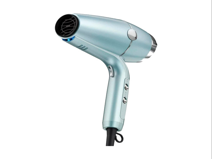 Secadora de cabello Conair Infiniti Smooth Wrap en color cromado con acabado brillante y detalles en negro.