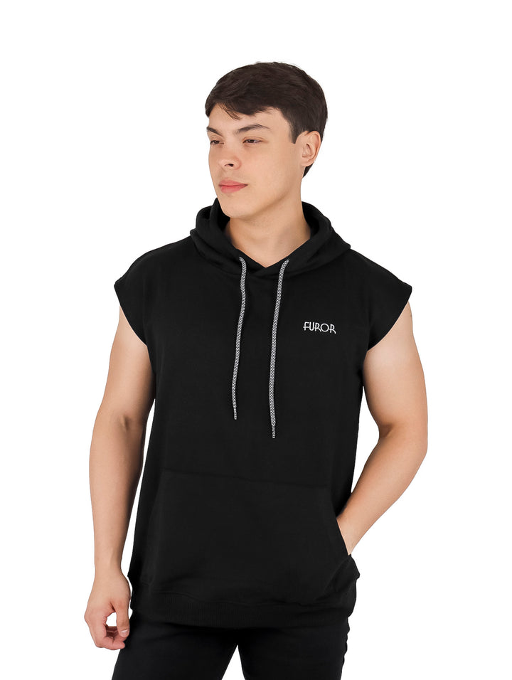 Hombre vistiendo un chaleco deportivo negro con capucha y logo de FUROR.