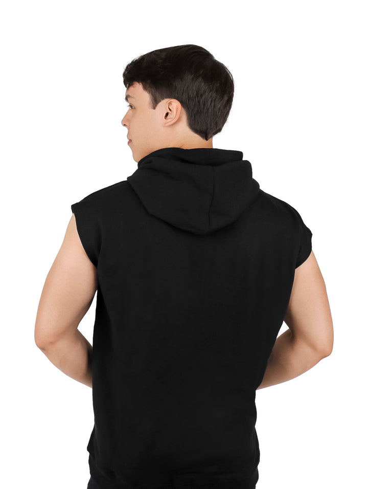 Hombre vistiendo un chaleco deportivo negro con capucha y logo de FUROR.