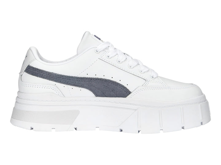Tenis PUMA Mayze Stack blancos con detalle en gris y suela de plataforma alta.